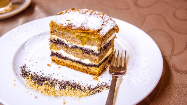 un pedazo de pastel en un plato