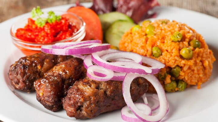 un plato de comida