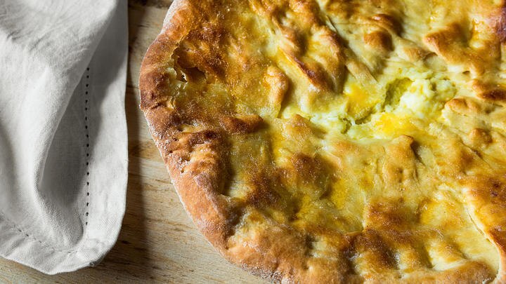 eine Nahaufnahme einer Scheibe Pizza