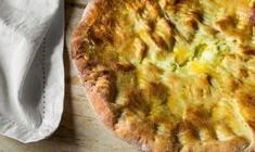 eine Nahaufnahme einer Scheibe Pizza