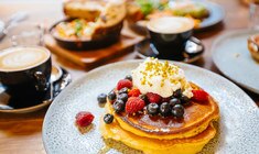 ein Teller mit Lebensmitteln mit einer Scheibe Kuchen auf einem Tisch