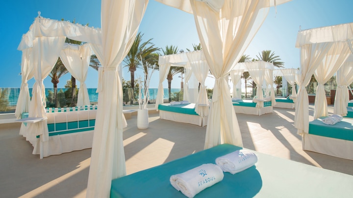 Zona de relajación al aire libre en el hotel Iberostar Waves Bahía de Palma