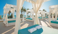 Zona de relajación al aire libre en el hotel Iberostar Waves Bahía de Palma